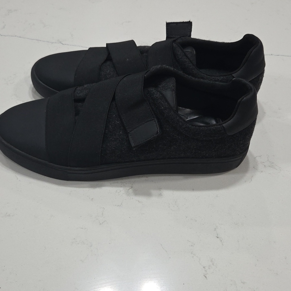 Steve Madden Black Strap Sneakers Sz 10.5 For Mens Gentle Used, Memory Foam